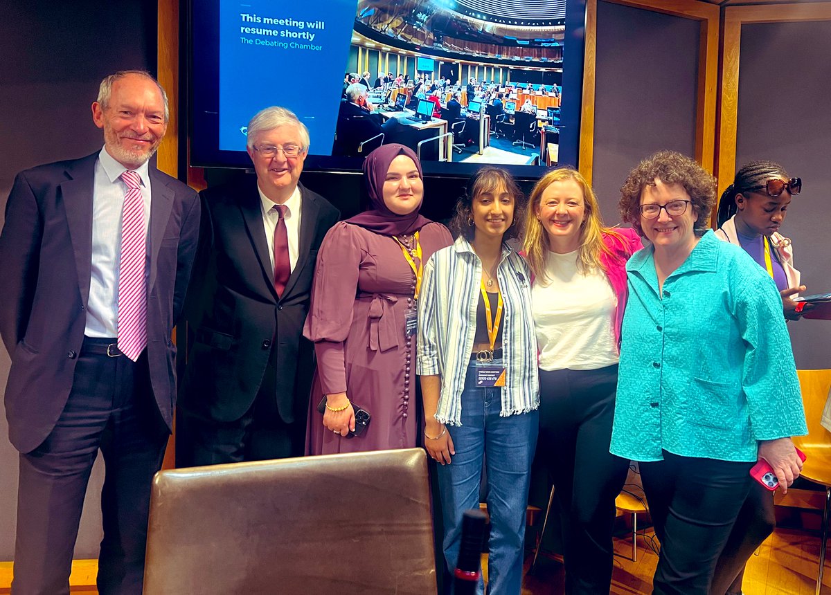 A really special day @SeneddWales today - two Parliaments sitting together. @WelshYouthParl members spoke to clearly and powerfully about their work. Always lovely to see Sonia and @fatmanur_aksy1 our Newport representatives who are superstars 🌟