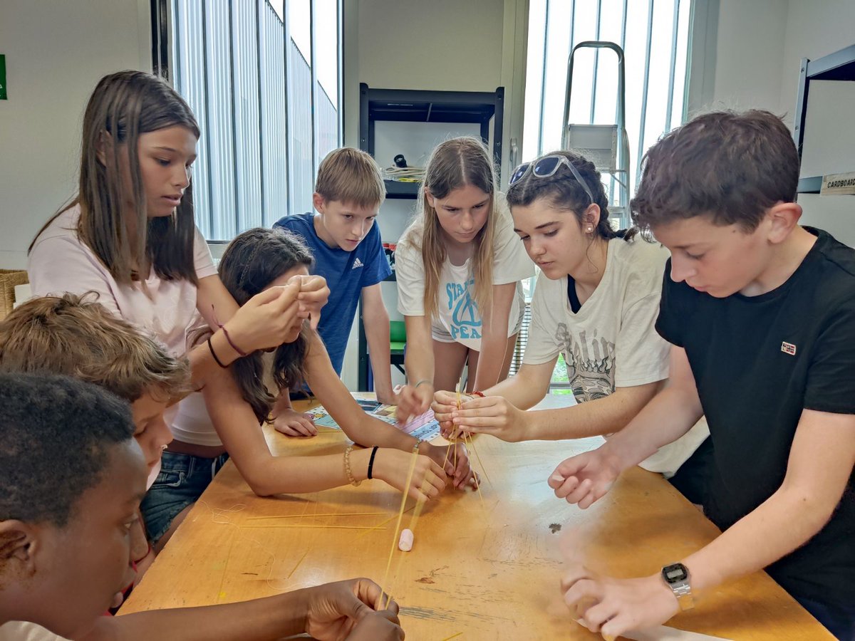 OSsencur's tweet image. 6.dan smo preživeli na šoli Ceip Odon de Buen, kjer smo imeli delavnice skupaj s španskimi učenci.
#ErasmusPlus #Cmepius #CeipOdondeBuen #OsSencur