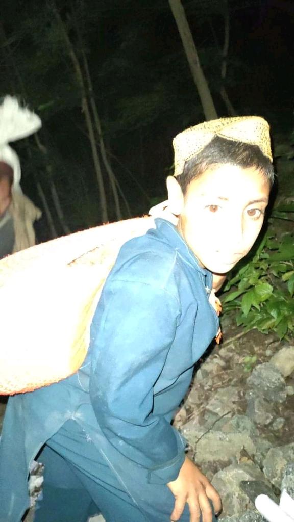 DoranSehra's tweet photo. I am school going kid but I Current situation forced me lift up the burden of edibles.
Am I a Pakistani?
Where is the government and state?
Our life is important as well

#StandForDubairKohistan
@AsadMahmoodJUI
@OfficialDGISPR
@CMShehbaz
@BBhuttoZardari
@UNHumanRights https://t.co/nXOuLUr4TA
