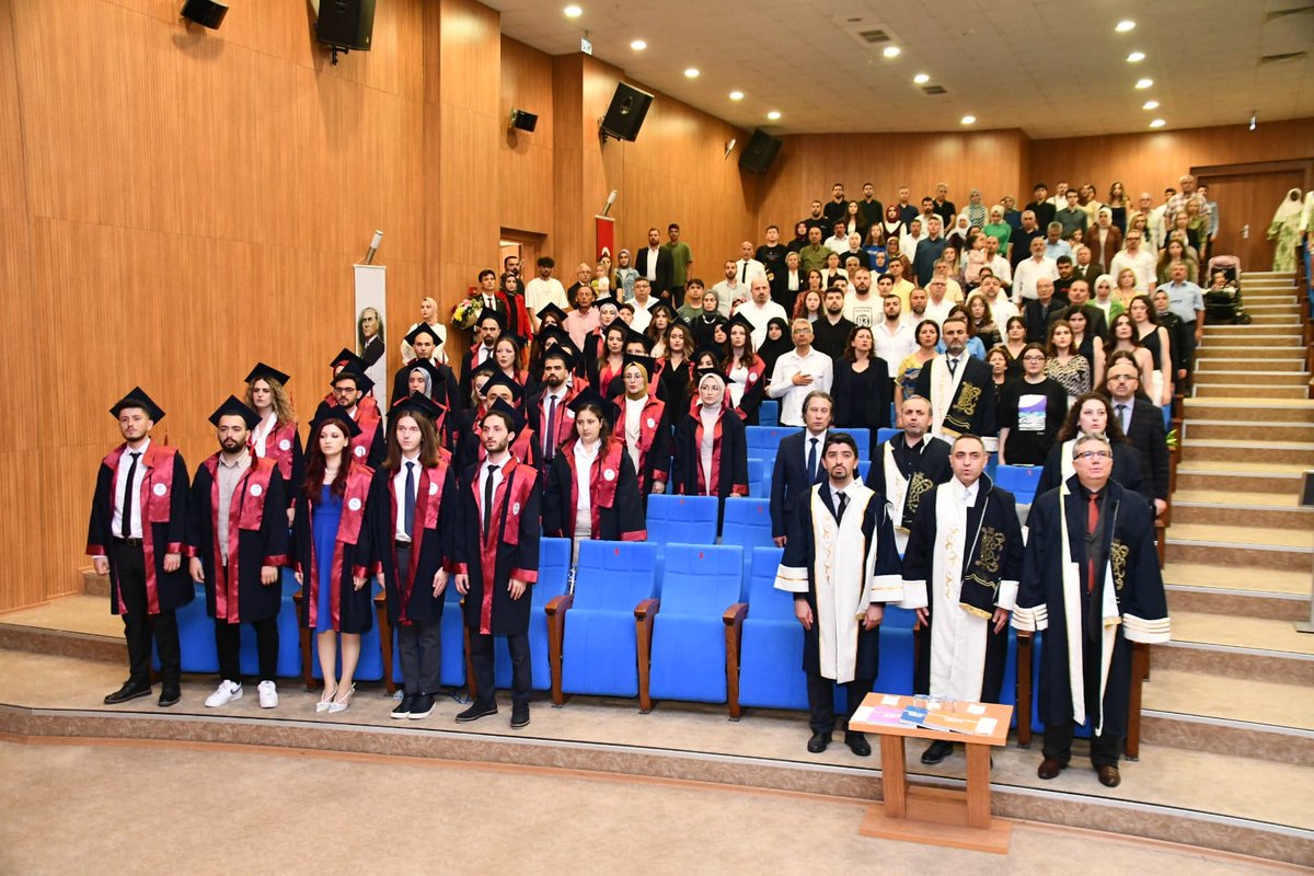 KarabukValiligi's tweet photo. KBÜ Tıp Fakültesini başarı ile tamamlayan 58 öğrenci mezuniyet coşkusu yaşadı.
Safranbolu Fethi Toker Güzel Sanatlar ve Tasarım Fakültesinde düzenlenen törende Vali Fuat Gürel mezun olan Doktorlarımızı tebrik ederek diplomalarını verdi.
#FuatGurel #KarabükÜniversitesi https://t.co/j4JQmbij6Z
