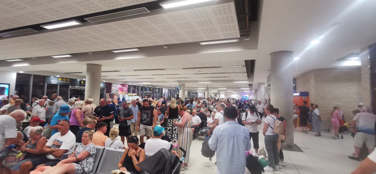 @HermesAirports Κάμετε κάτι για την κατάσταση στο αεροδρόμιο τής Πάφου.. Ντρέπομαι για το τη περνούν οι τουρίστες αλλά και εμείς στην αίθουσα αναχώρησης... @DepMinTourismCy @visitcyprus #paphosAirport