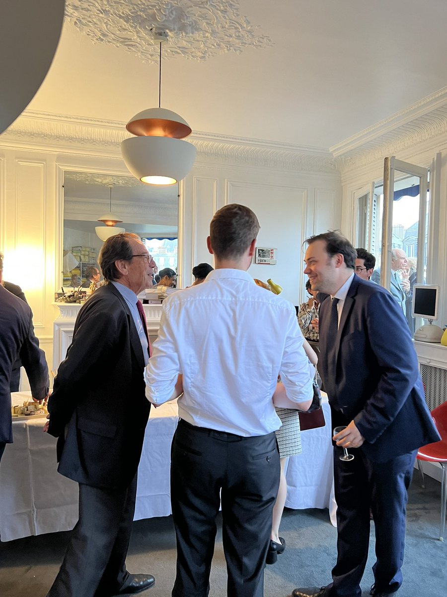 Très heureux de retrouver ce soir nos soutiens, nos équipes, qui nous ont soutenus, aidés et motivés ! Merci à tous ! Une bonne soirée en perspective avec <a href="/Ma_Jouanneau/">Mathilde Jouanneau</a> 

#batonnat2024
#saumonjouanneau