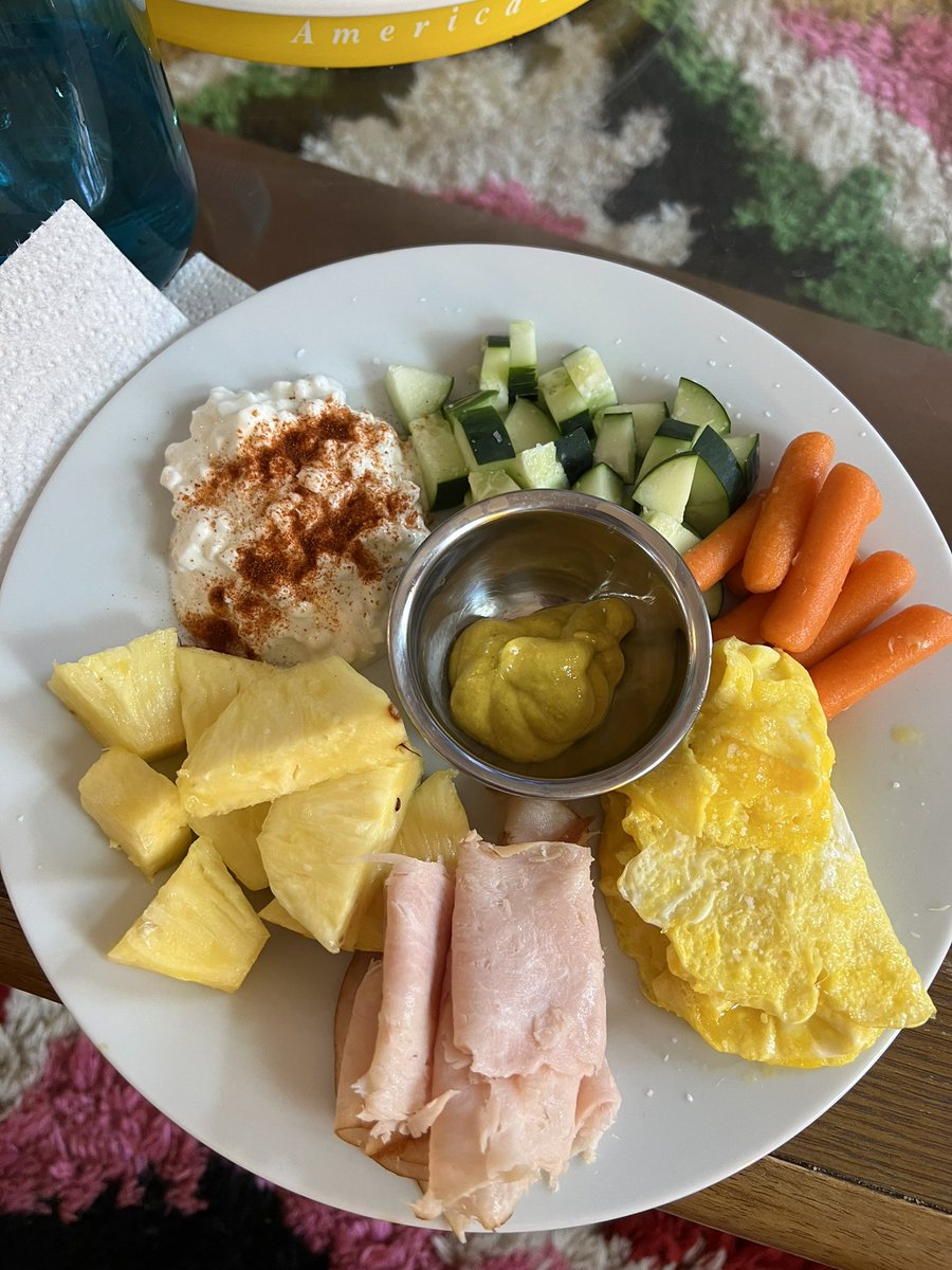 zoeclang's tweet photo. the girlies be like: Lunch lol https://t.co/EX722P75Sa