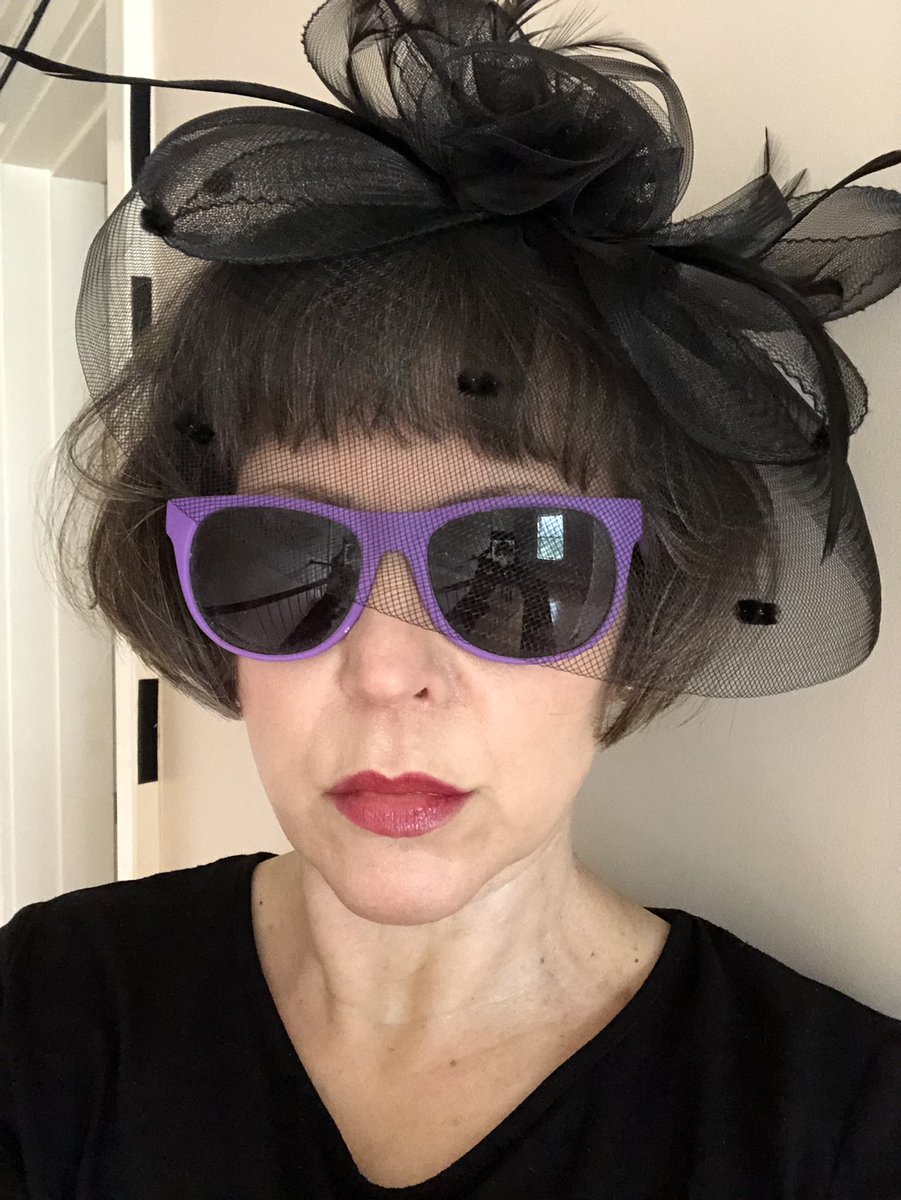 Chic hat for last year’s #ShadesForMigraine gets a sequel. Fascinator veil is kind to light-sensitive eyes AND aging skin🤣. (I’ve worn it to events that weren’t costume parties, really. You can have #migraine & still pull off a lewk.