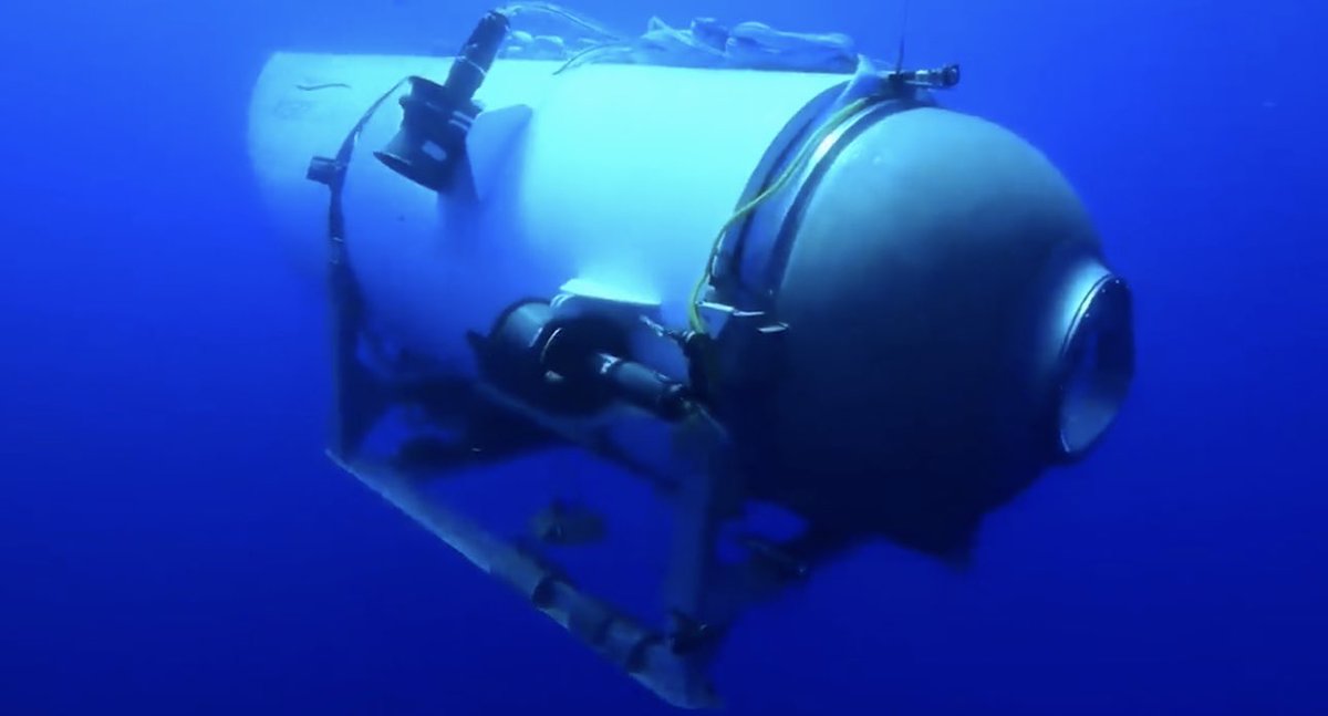 ratoborrachudo's tweet photo. Só eu que acho que um Megalodon comeu o submarino?? 👀 https://t.co/gsBXcQcYO9
