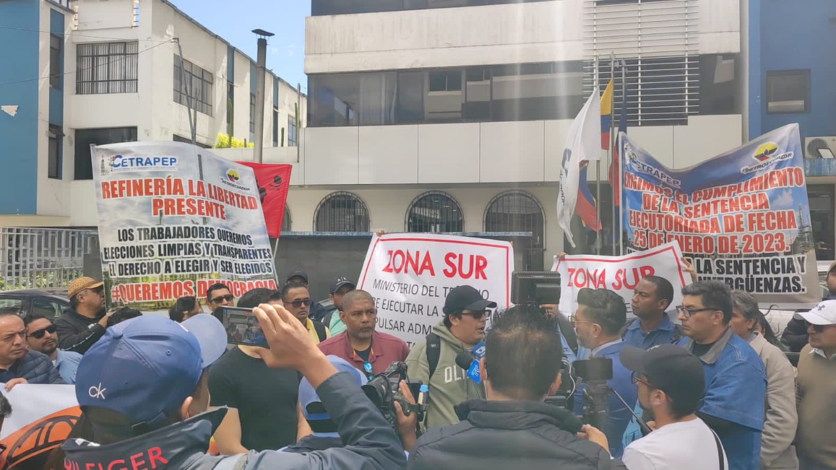 LlamingoE's tweet photo. ¿SIGUE EL GRAN PADRINO EN EL GOBIERNO DEL ENCUENTRO? 🤔
Un grupo de trabajadores petroleros están protestado en los exteriores del @MinTrabajoEc y dicen "BASTA DE CORRUPCIÓN" en #Cetrapep; exigen votaciones transparentes para elegir a sus dirigentes. https://t.co/P7VLKaE8lv