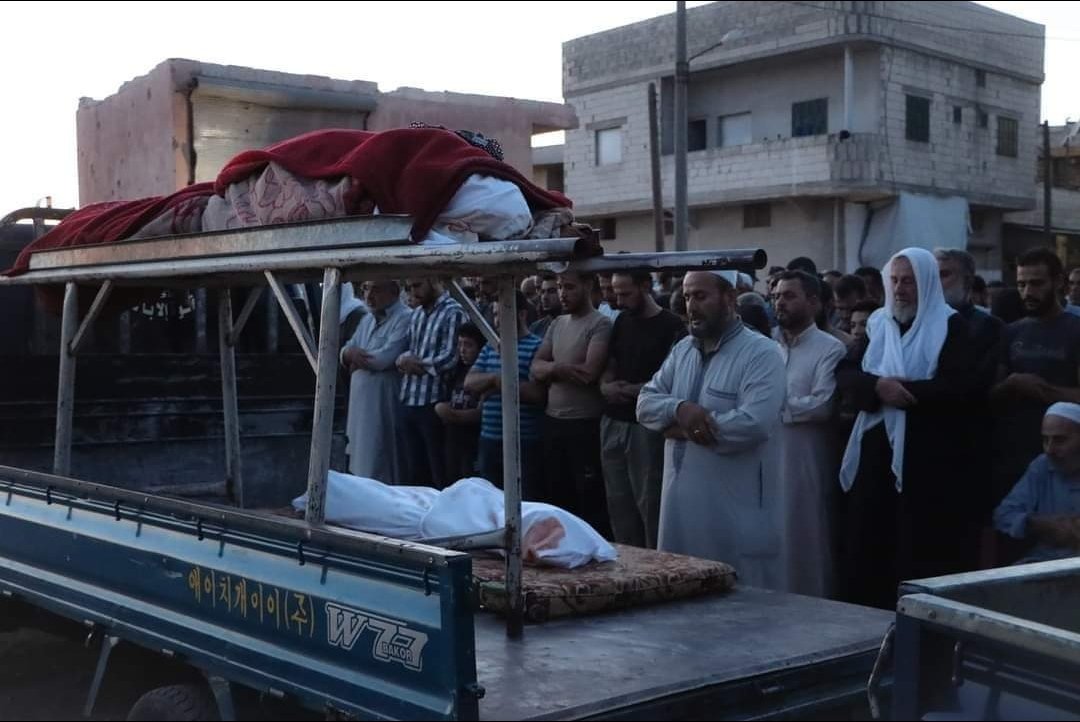 في سوريا ما يزال المجوم يقتل وما تزال بلدي تزف الشهداء 

من قرية #كفرنوران صلاة الجنازة على الأب وأبنه معاً .