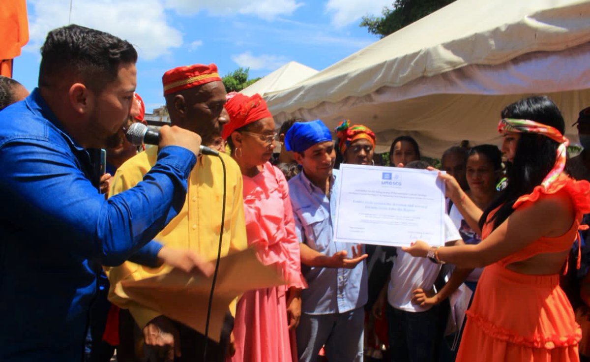 johanitakenpo's tweet photo. #21Jun Buena mañana la que compartí con mi gente sanjuanera en la sesión especial organizada por el @CMunicipalSm y la de secretaría de cultura de @MarinoDeTodos01 para realzar nuestra cultura y entregar la orden “Mercedes Parra” a 32 cofradías #PatriaProductiva #GeneraciónDeOro https://t.co/9jzOrCGvt9