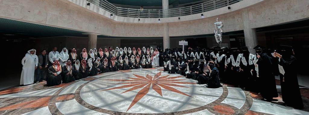 i0xgv_'s tweet photo. اكثر دفعه احتفلت بتخرجها 😋🧡
#Rad19 https://t.co/N4B4P78efi