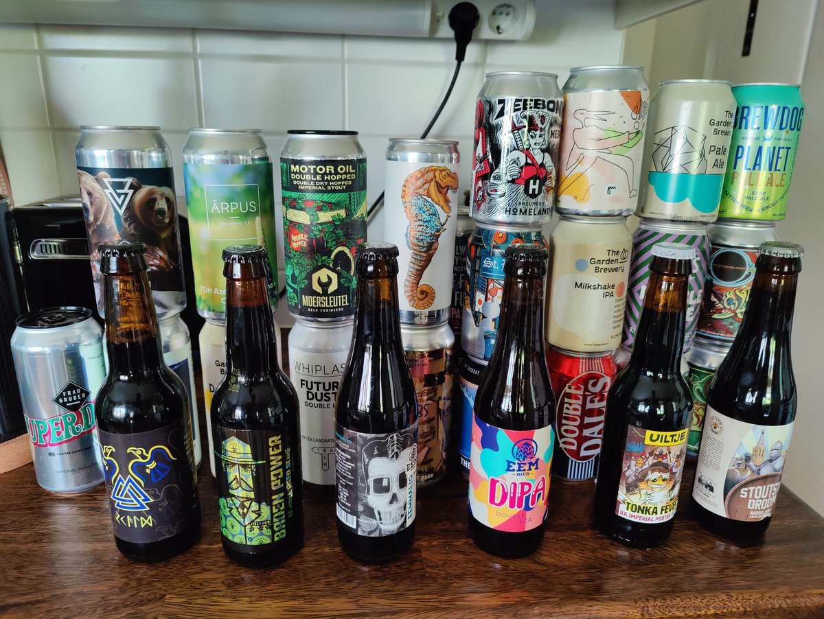 VilleViberg's tweet photo. @JaskanKaljat @MakuBrewing @schneiderweisse Perjantaina tilasin @hoptimaal'ista ja tänään tuli paketti kotiovelle. Eiköhän näillä juuri juhannuksen pärjää. https://t.co/orKOcdVuHo