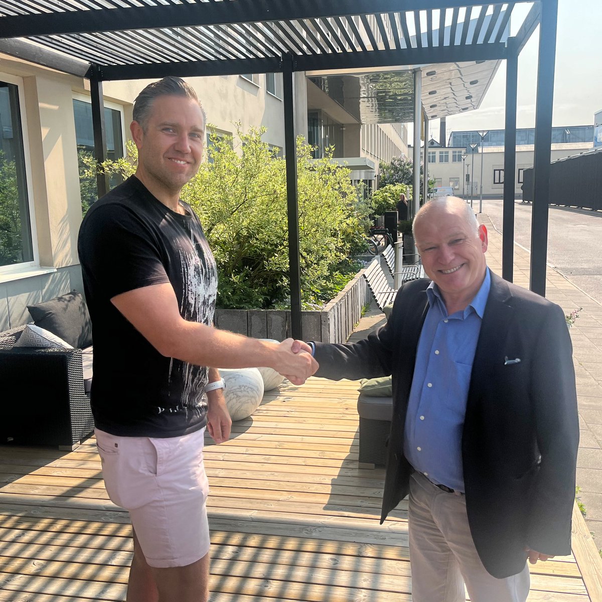 Trav_sangeren's tweet photo. Handshake med Klaus Koch som inviterte oss til VM løpet på Yonkers i New York 🇺🇸
Get A Wish og (eierlaget) Stall My Little Pony skal ut på et nytt eventyr.
Dette blir garantert en opplevelse for livet for alle rundt hesten 🙌 https://t.co/uUdMFBE9Ql #RacingLover #VM https://t.co/n7tLEZVdj9