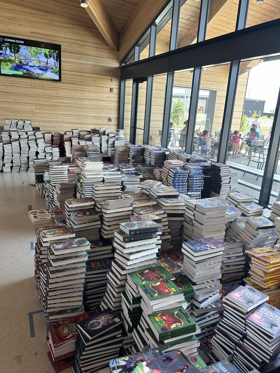 TFT/First Book/AFT 40,000 book giveaway is prepped and ready! ⁦@rweingarten⁩ ⁦@OFTunion⁩ ⁦@AFTunion⁩