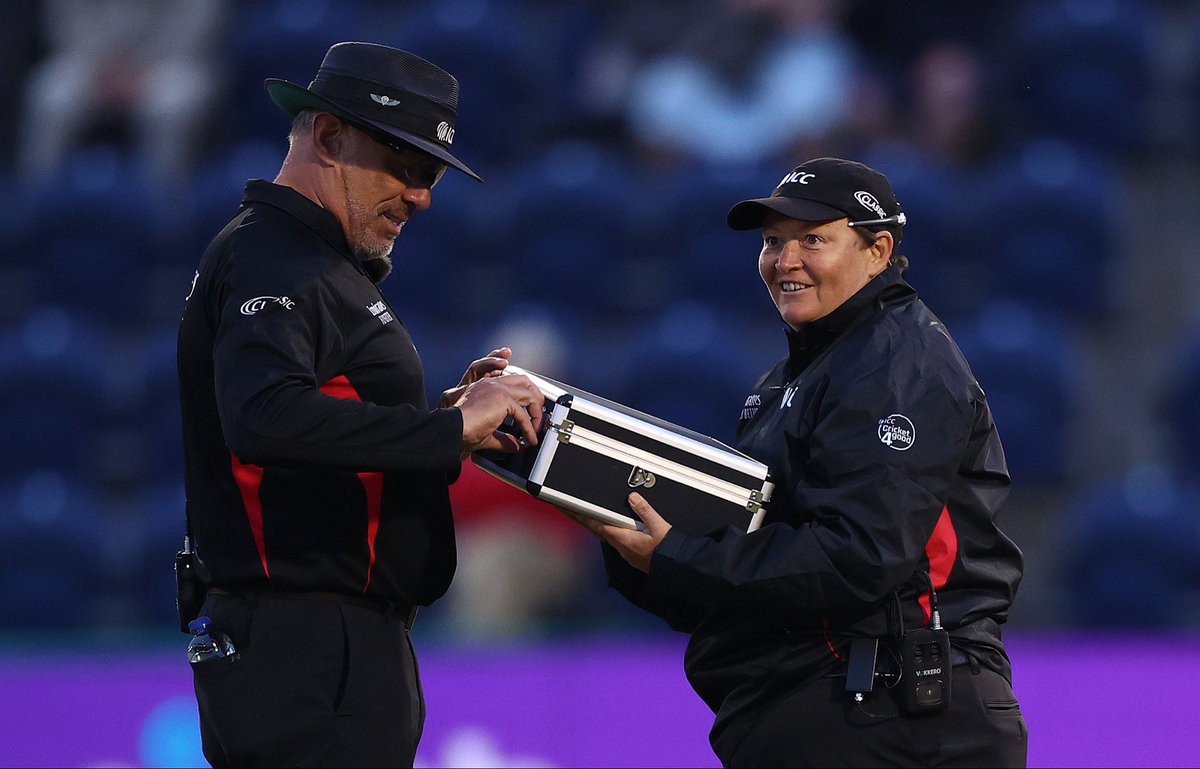 #TheAshes Match Officials | @englandcricket v @AusWomenCricket. #ENGvAUS 

On Field Umpires: #AnnaHarris [@a_y_harris] & #SueRedfern [@Sue_redfern] 
Third Umpire: #JasmineNaeem 
Fourth Umpire: #SophieMcLelland [@McLegend1]