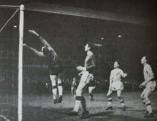 1885Dunfermline's tweet photo. 1962 Inter Cities Fairs Cup First Round Dunfermline Athletic 2 Everton 0 

Everton travelled with a 1-0 advantage from the First Leg, but this would be short lived as The Pars put on a inspired performance to progress into the next round, 2-0 result, goals from Miller and Melrose https://t.co/I00YZlnJDC