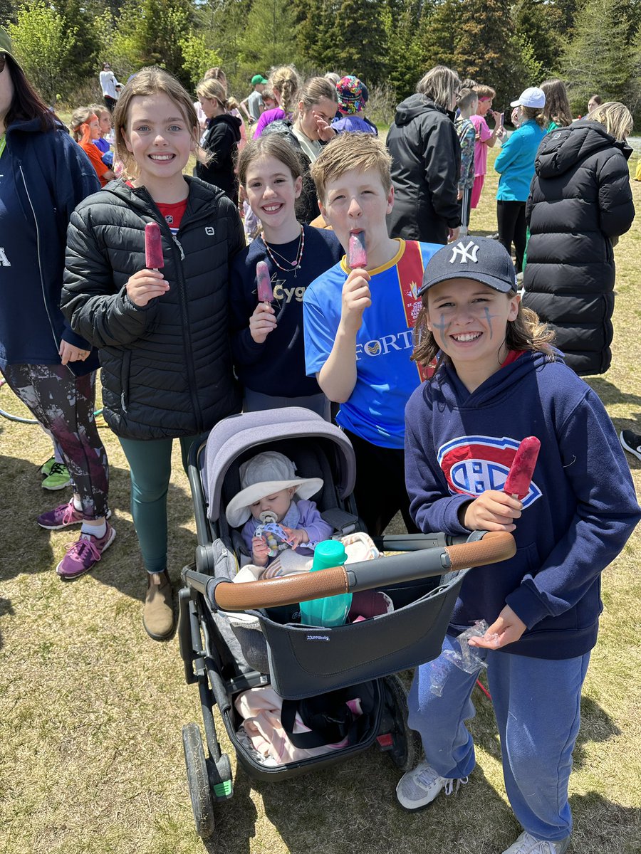 MsSamPower's tweet image. Lauren and I made a trip to @SFOAschool for sports day! We had a ball and loved the sunshine!! She even had a little nap in the staff room! Happy summer, everyone! ☀️☀️☀️