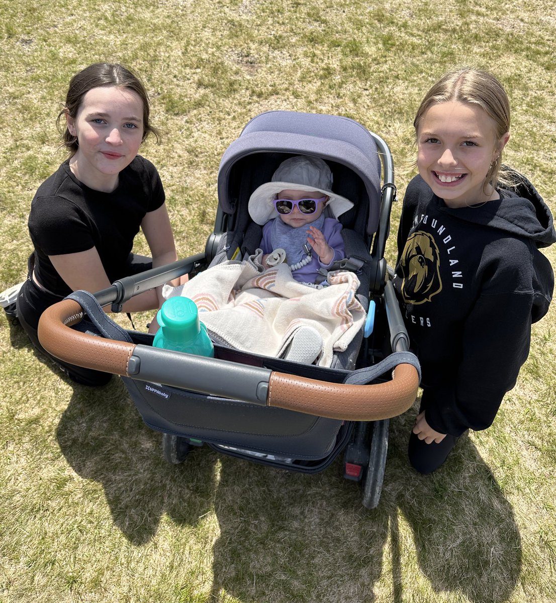MsSamPower's tweet image. Lauren and I made a trip to @SFOAschool for sports day! We had a ball and loved the sunshine!! She even had a little nap in the staff room! Happy summer, everyone! ☀️☀️☀️