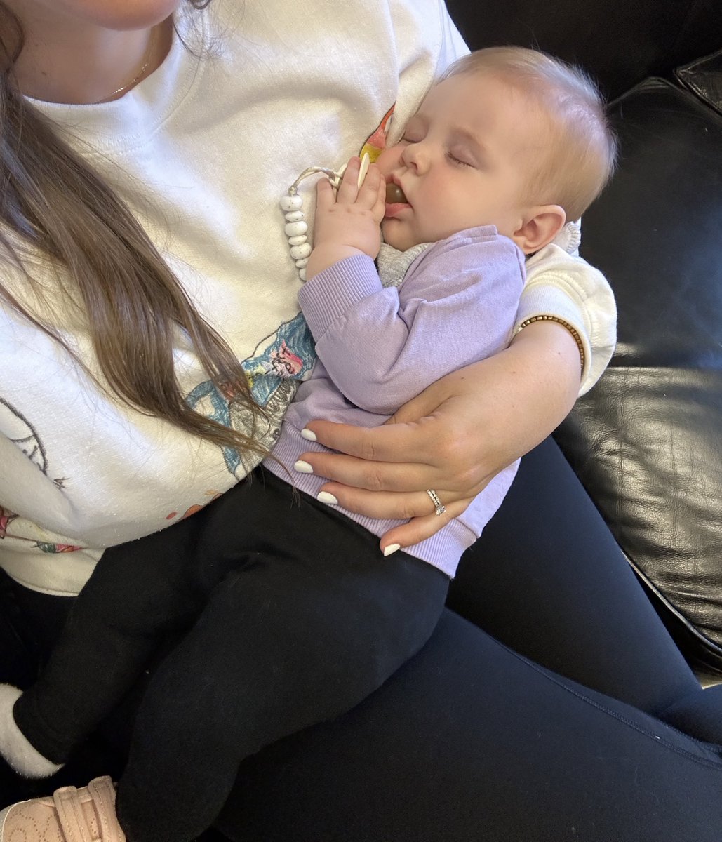 MsSamPower's tweet image. Lauren and I made a trip to @SFOAschool for sports day! We had a ball and loved the sunshine!! She even had a little nap in the staff room! Happy summer, everyone! ☀️☀️☀️