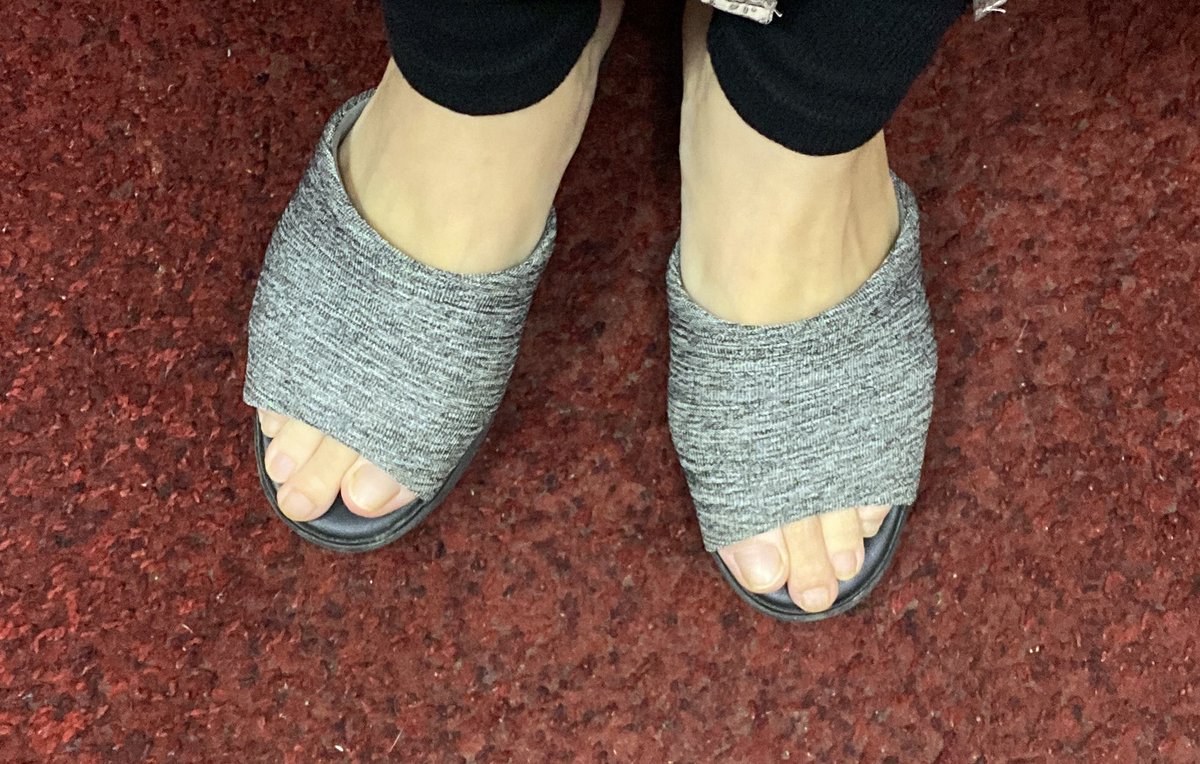 yochiko_2's tweet image. 車の入れ替えしてたら普通のサンダルでパチンコ屋に来てしまったwwwだっせぇwww

#帰らないけど