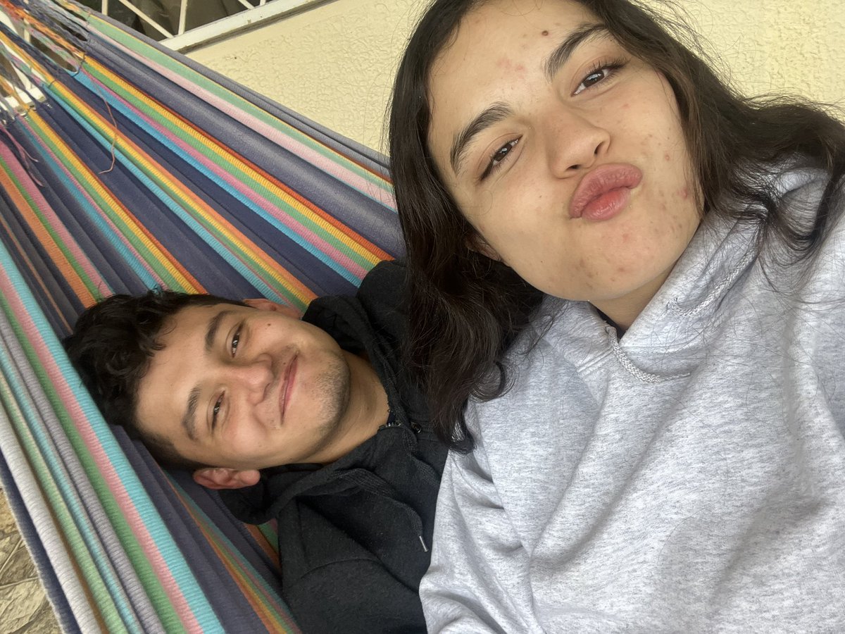lcpinzon_'s tweet photo. Le prestaba los esferos en el colegio, y nunca me los devolvía, le caía mal, lo se. Después de salir del colegio me invitó a cine, y luego me robó un beso. Llevamos 3 años juntos, es mi persona favorita en el mundo ❤️. https://t.co/Na5zBJXUQB