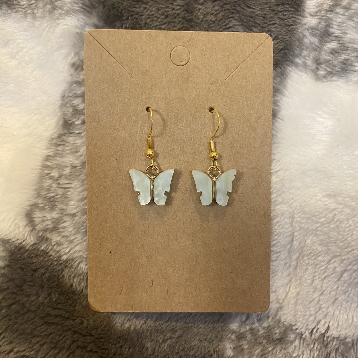 White Stone Butterfly Dangle Earrings 

etsy.com/shop/ALDesigns…

#etsyshop #etsyseller #etsyhandmade #etsy #handmade #handmadejewelry #handmadeearrings #earrings #handmadeearringsforsale #earringstyle #etsygifts #etsysellersofinstagram #jewelry #jewelrydesign