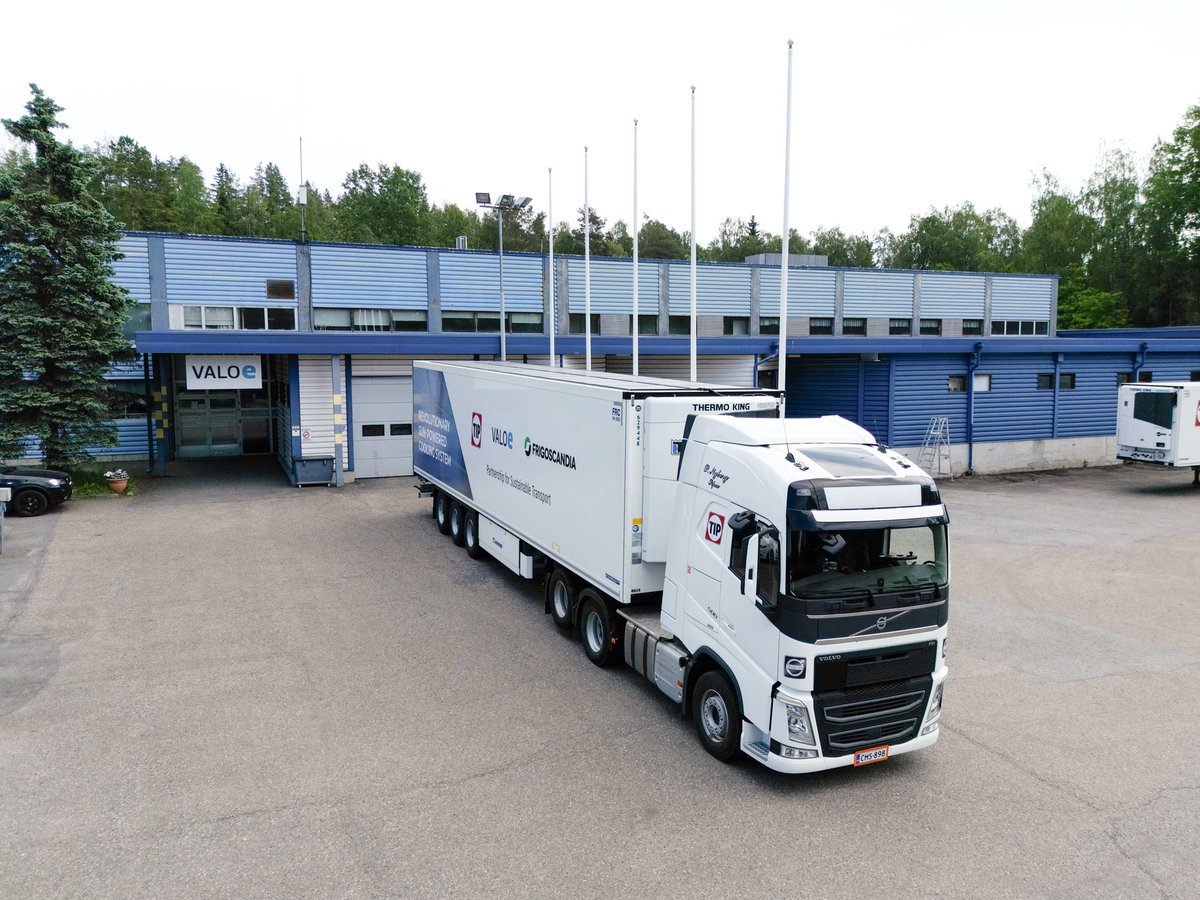 goodnewsfinland's tweet photo. The first solar-powered refrigerated trailer from #Finland's #Valoe has been delivered to Dutch-based @tipeurope 🌞
Hundreds of TIP's trailers will be equipped with Valoe's #solarsystem as part of a deal signed earlier this year 🚚
https://t.co/YzCnUwXmjv #goodnewsfromfinland https://t.co/NBhJShemL2