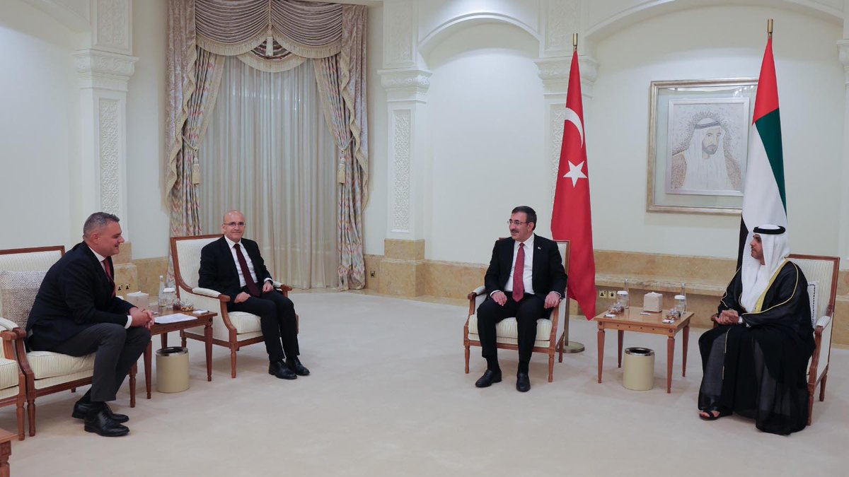 Cumhurbaşkanı Yardımcısı Cevdet Yılmaz ile Hazine ve Maliye Bakanı Mehmet Şimşek, Birleşik Arap Emirlikleri'ne gitti. 

trthaber.com/haber/gundem/c…