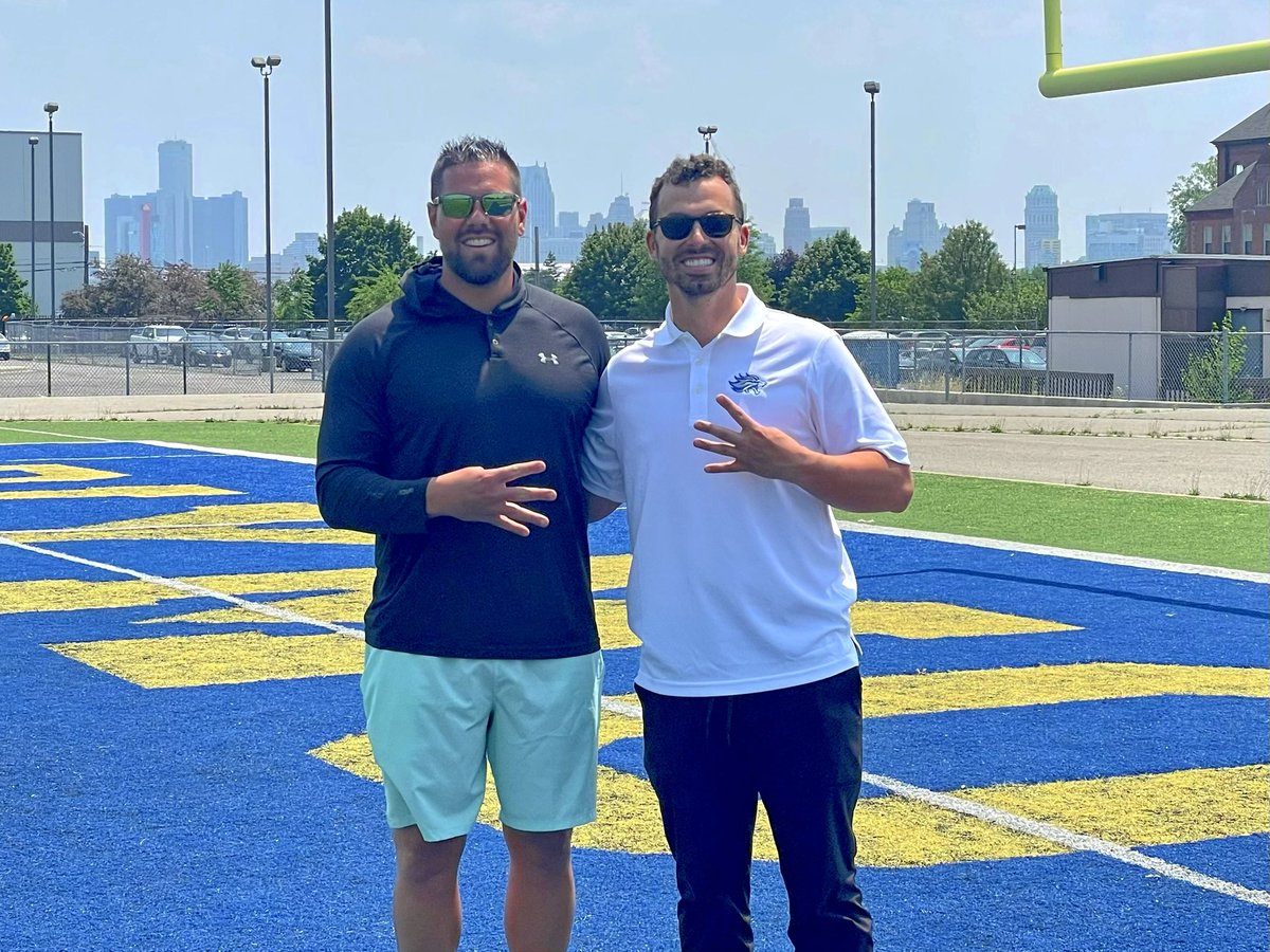 Great to have @_McCollom_Steve share some insights and coach up the squad at practice today! @DreamU_IndyFB #FoursUp #DBlock #TheBlueprint
