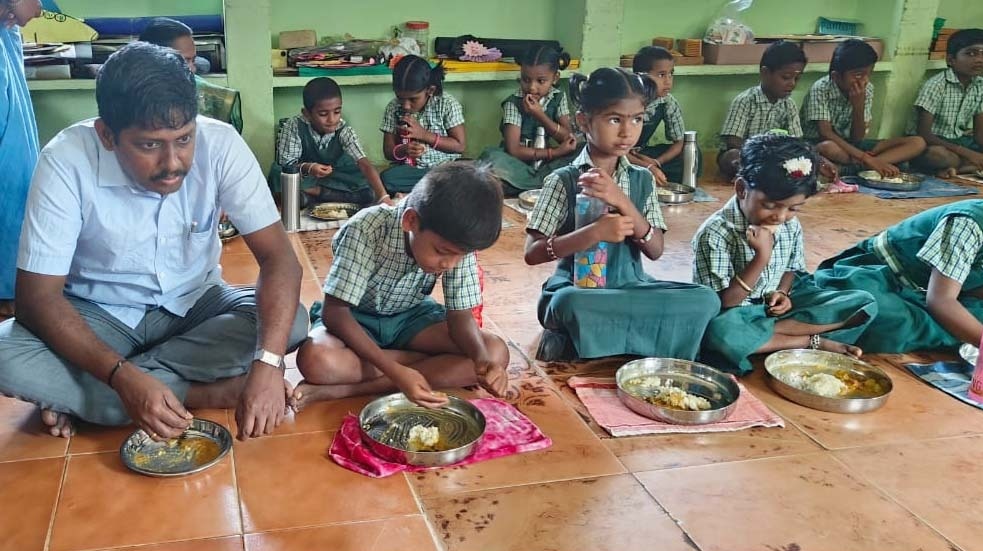TPRDtCollector's tweet image. #tiruppur #TamilNaduCMBreakfastScheme
#socialwelfaredepartment 
#திருப்பூர் மாவட்டம், குண்டடம் ஊராட்சி ஒன்றியம், காரப்பாளையம் ஊராட்சி ஒன்றிய தொடக்கப்பள்ளியில் முதலமைச்சரின் காலை உணவு திட்டத்தை ஆய்வு மேற்கொண்டு மாணவர்களுடன் உணவு அருந்தினேன்