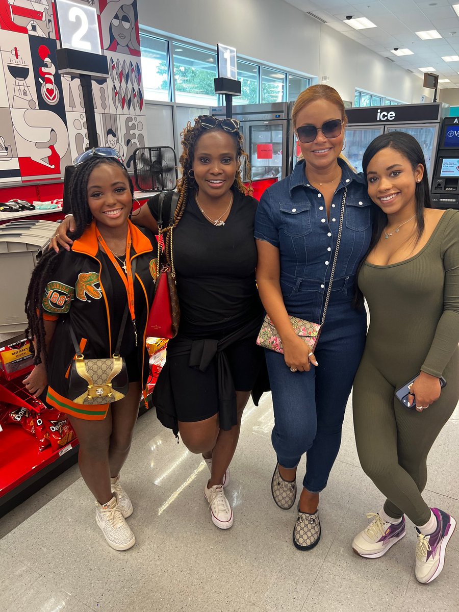 Dr_Heavenly's tweet photo. Great minds think alike. @GizelleBryant  and I are both sending our babies to @FAMU_1887  #Alaura #Grace #RHOA #Married2med @jamalhbryant was there too 🙏🏾🙏🏾#TeamDaddy #RattlerPride https://t.co/1EO9EAQz2j