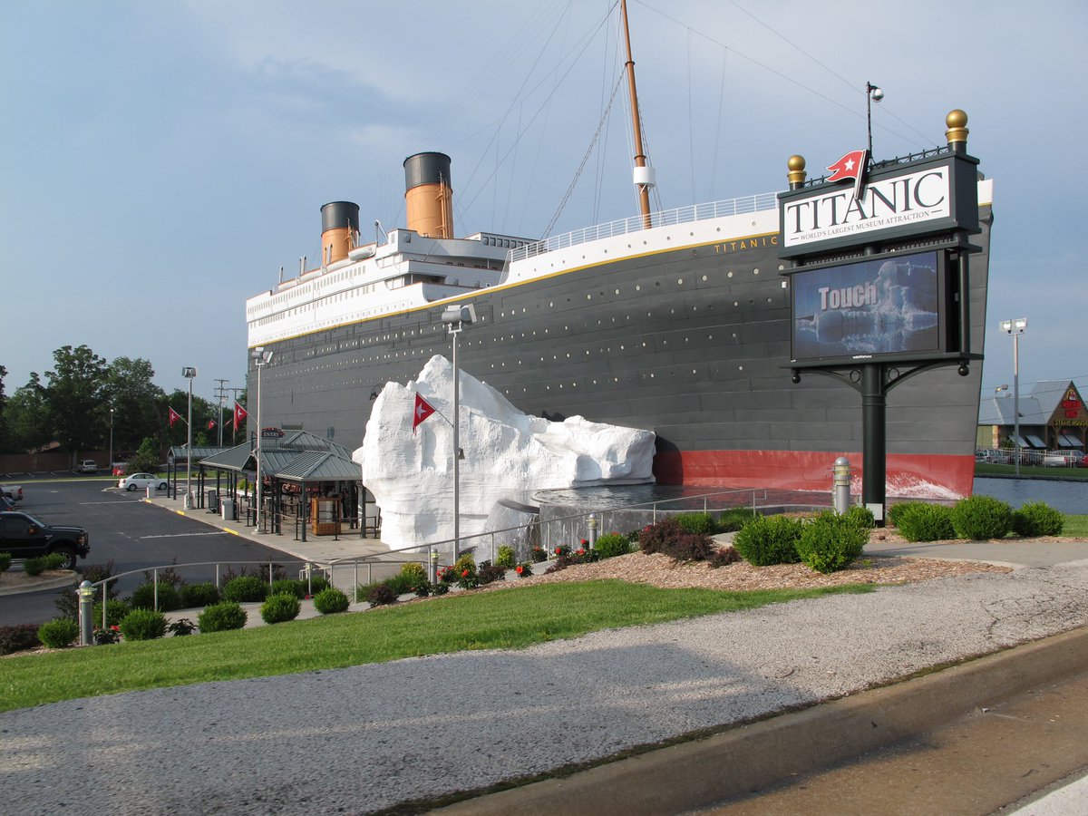 ddaaannnniiii's tweet photo. They could’ve taken an Astro van to Branson Missouri but noooOooOoo https://t.co/NO9EAxKPWE