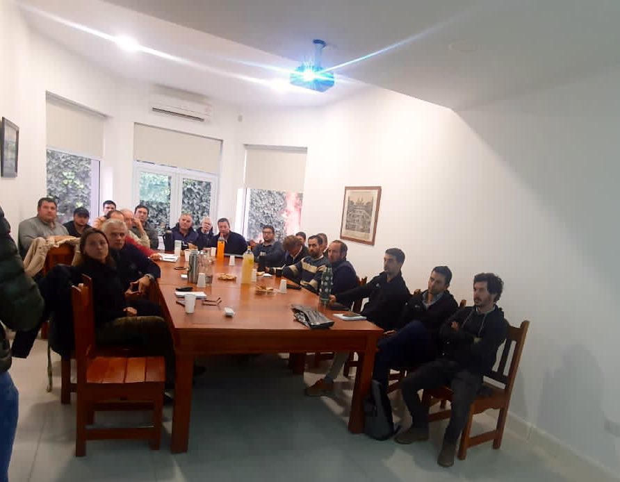 auravant's tweet photo. 🛣️ Viajamos #GeneralVillegas para brindar una charla técnica y presentar nuestra plataforma #Auravant a un grupo de asesores y productores en el Colegio de Ingenieros Agrónomos de Villegas 👨‍💻🌿🙌 https://t.co/A6XHdGebXv