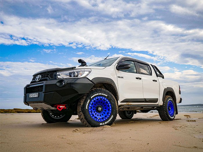 exizzle_line_co's tweet photo. 過酷な環境下において、高い支持率を得ているオーストラリア発のタイヤブランド「MONSTA TYRES」

ホワイトレターが特徴的で、オンロードかつオフロードの性能も備わっており、SUV系車種向けのサイズも豊富にラインナップしています！！！
#MONSTATYRES #モンスタタイヤ https://t.co/3ZXUU9je0b