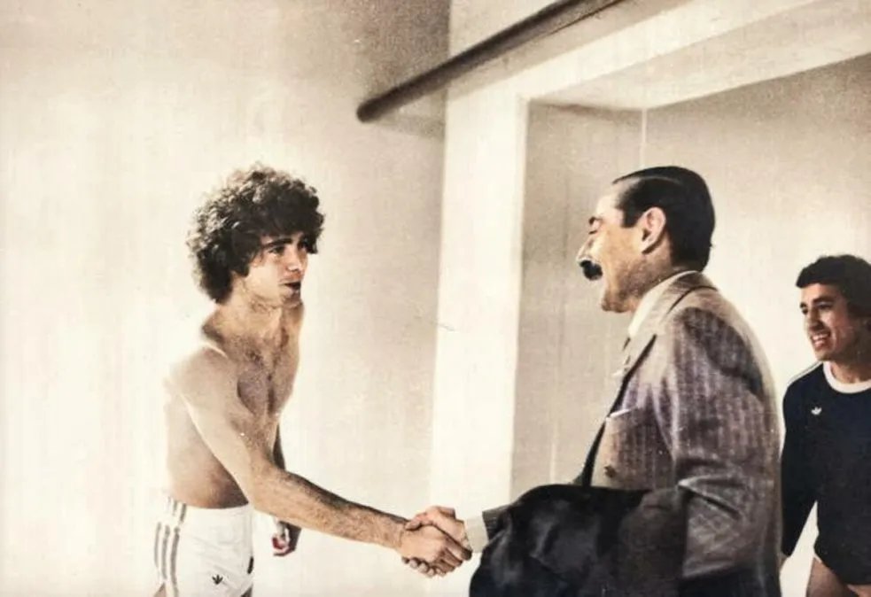 El día que un jugador de la selección argentina ARRIESGÓ SU VIDA desafiando a la Dictadura en pleno Mundial. ABRO HILO 🧵

A 45 años del 6 a 0 a Perú, algunos detalles de ese partido.

Agradezco mucho tu RT, ❤️ o follow. ¡Comenzamos!