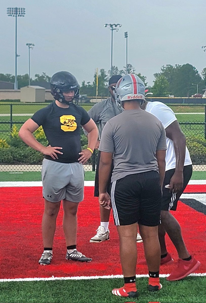 ricej32's tweet image. Great day in #Titletown USA #emcc OL-DL Camp. Choose @EMCCathletics