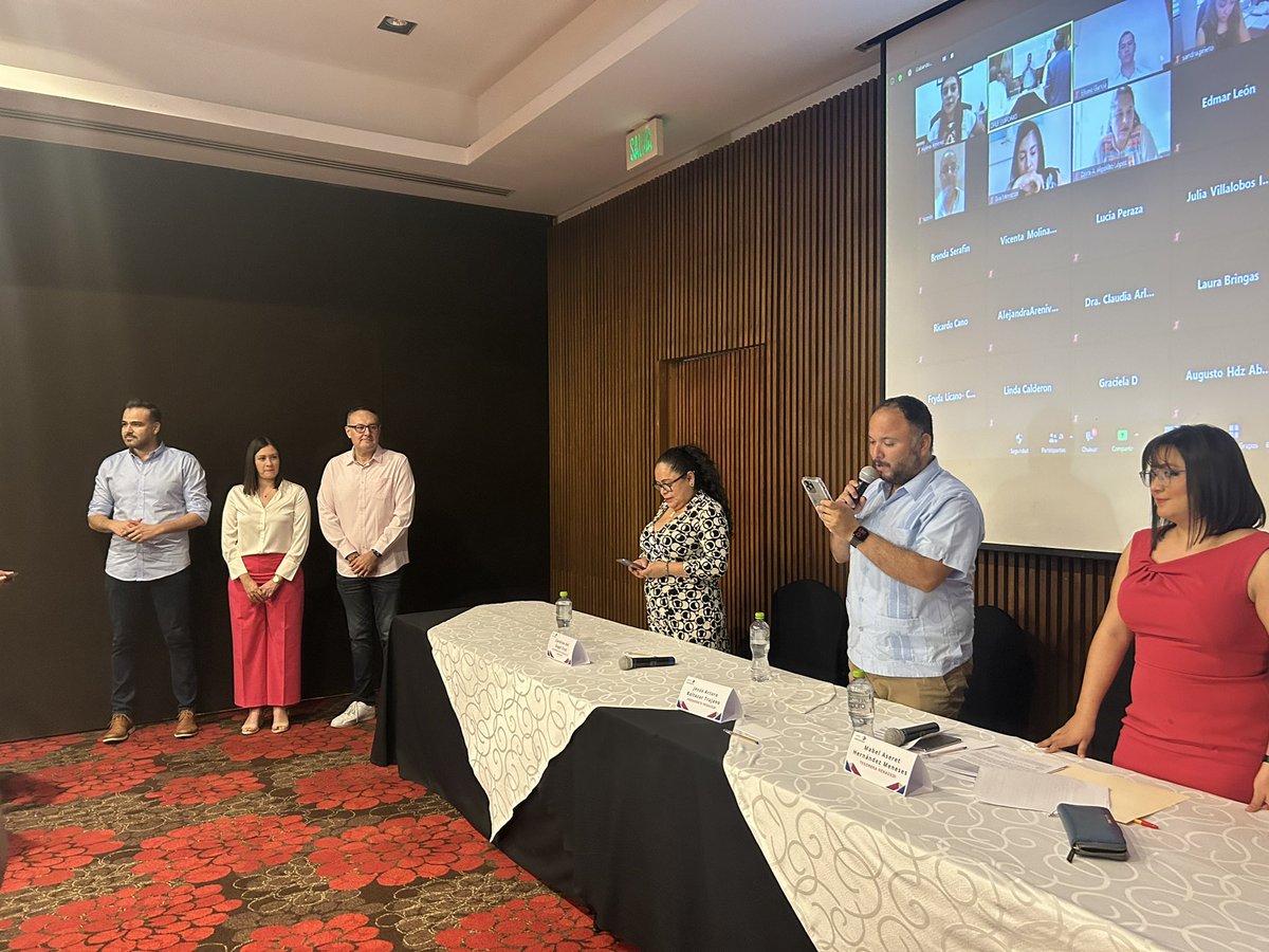 OscarDanieliec6's tweet photo. Hoy rindieron protesta quienes serán nuevos integrantes de @Renacedi, muchas felicidades!!! https://t.co/QbU4cmE2Hm