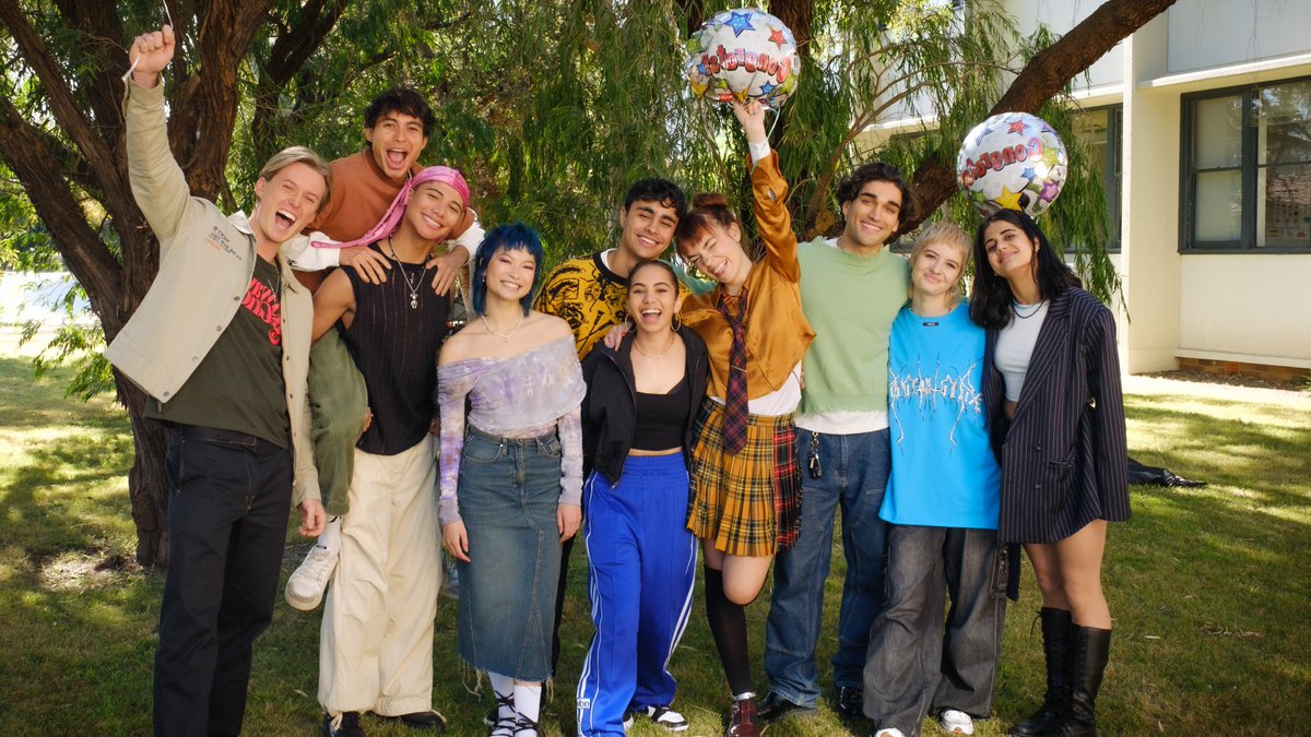 🚨LINDOS: Elenco de #HeartbreakHigh juntos nos bastidores da 2 temporada! ❤️‍🩹