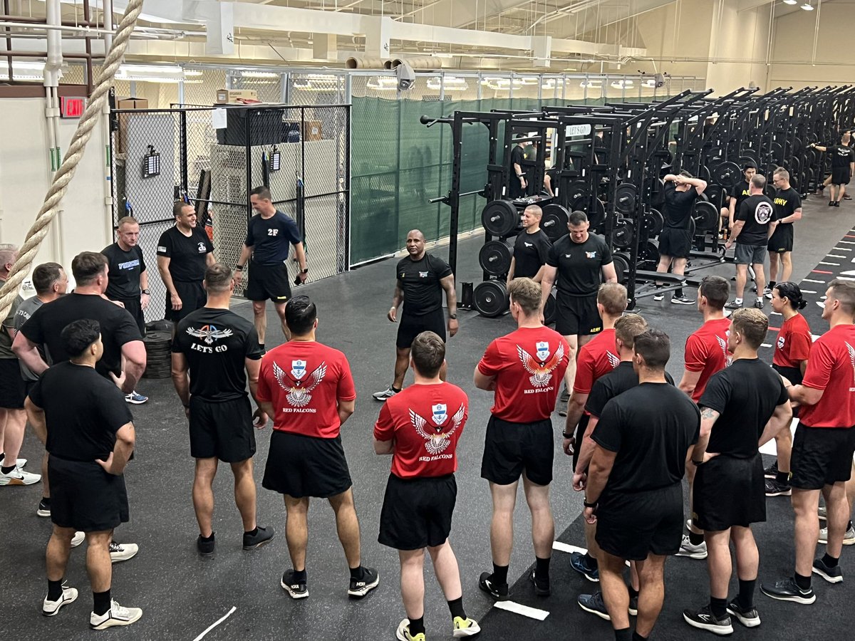 FalconBdeCdr's tweet photo. Tremendous PT session with our first group of #CTLT cadets from @WestPoint_USMA this morning in the Falcon Performance Center. Also fortunate to engage with the @FORSCOM CSM! #H2F #FalconFit #BePresent @2BCT_FALCONS @82ndABNDiv https://t.co/1CzRUTEPe8