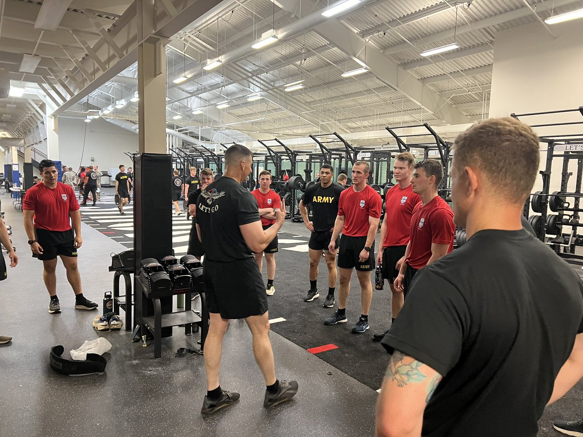 FalconBdeCdr's tweet photo. Tremendous PT session with our first group of #CTLT cadets from @WestPoint_USMA this morning in the Falcon Performance Center. Also fortunate to engage with the @FORSCOM CSM! #H2F #FalconFit #BePresent @2BCT_FALCONS @82ndABNDiv https://t.co/1CzRUTEPe8