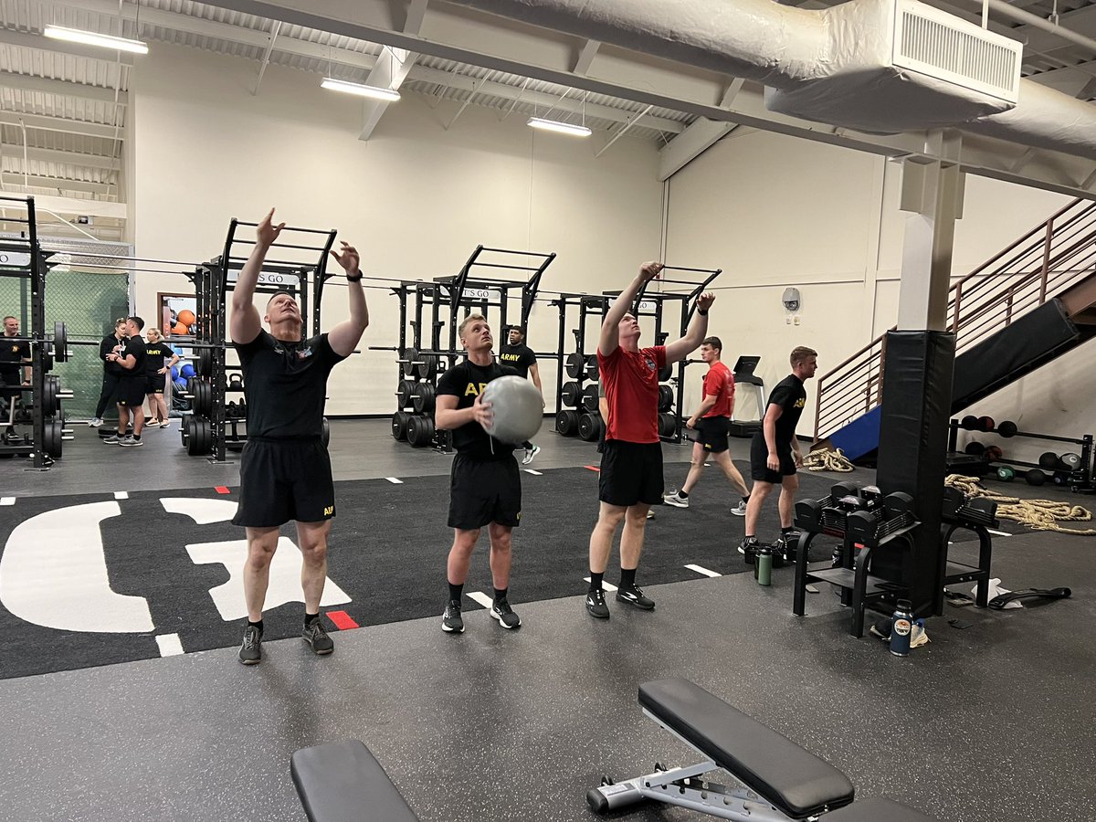 FalconBdeCdr's tweet photo. Tremendous PT session with our first group of #CTLT cadets from @WestPoint_USMA this morning in the Falcon Performance Center. Also fortunate to engage with the @FORSCOM CSM! #H2F #FalconFit #BePresent @2BCT_FALCONS @82ndABNDiv https://t.co/1CzRUTEPe8