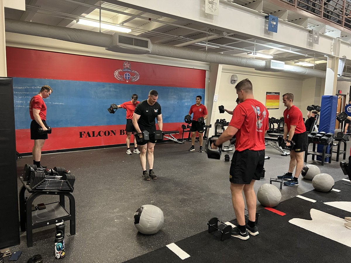 FalconBdeCdr's tweet photo. Tremendous PT session with our first group of #CTLT cadets from @WestPoint_USMA this morning in the Falcon Performance Center. Also fortunate to engage with the @FORSCOM CSM! #H2F #FalconFit #BePresent @2BCT_FALCONS @82ndABNDiv https://t.co/1CzRUTEPe8