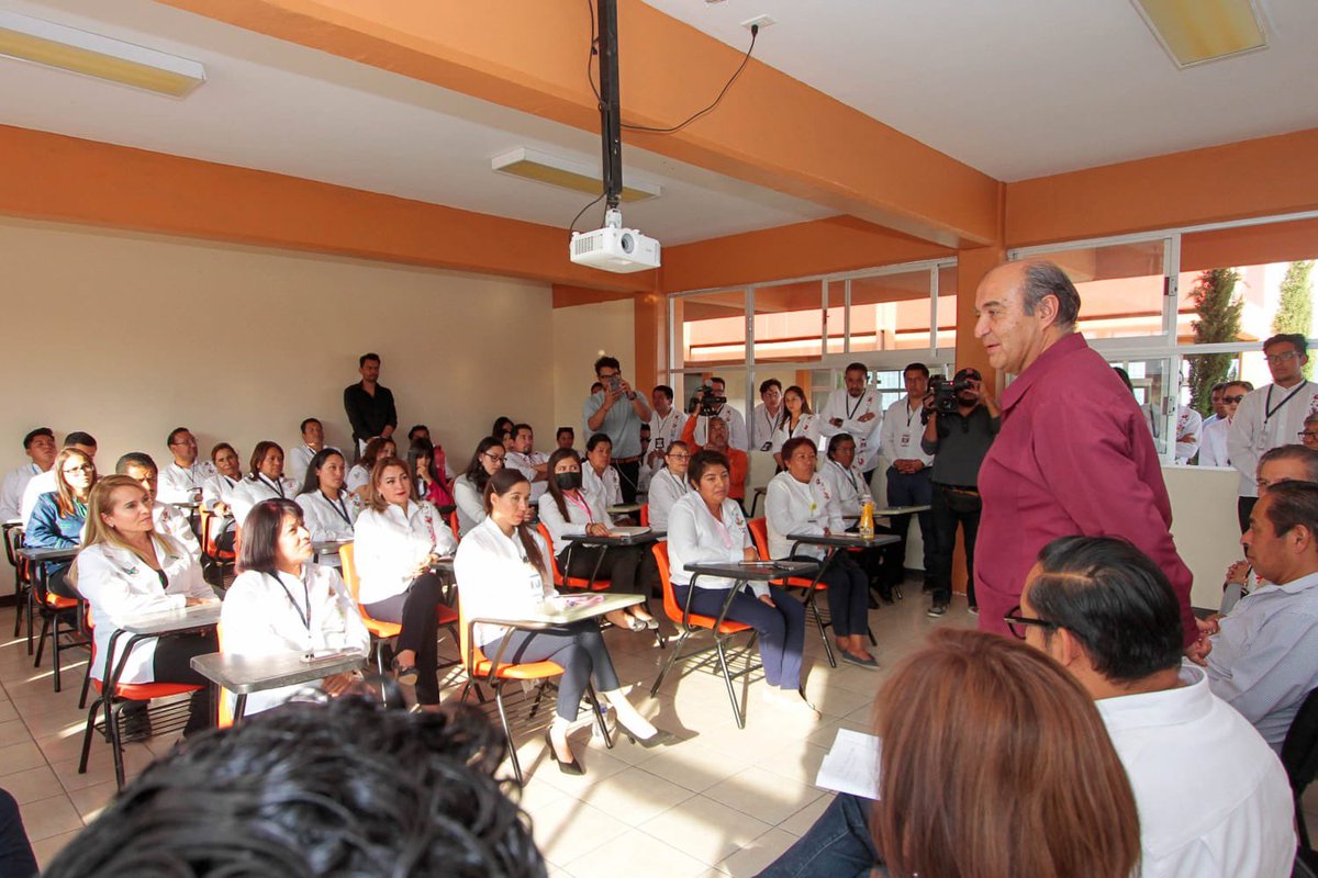 Me complace estar en #MineralDelChico para visitar a la comunidad escolar del <a href="/CECyTEHidalgo/">CECyTE Hidalgo</a> y recorrer los laboratorios de preparación de alimentos, puericultura y diseño gráfico, espacios donde día a día adquieren las herramientas necesarias para su formación integral.
