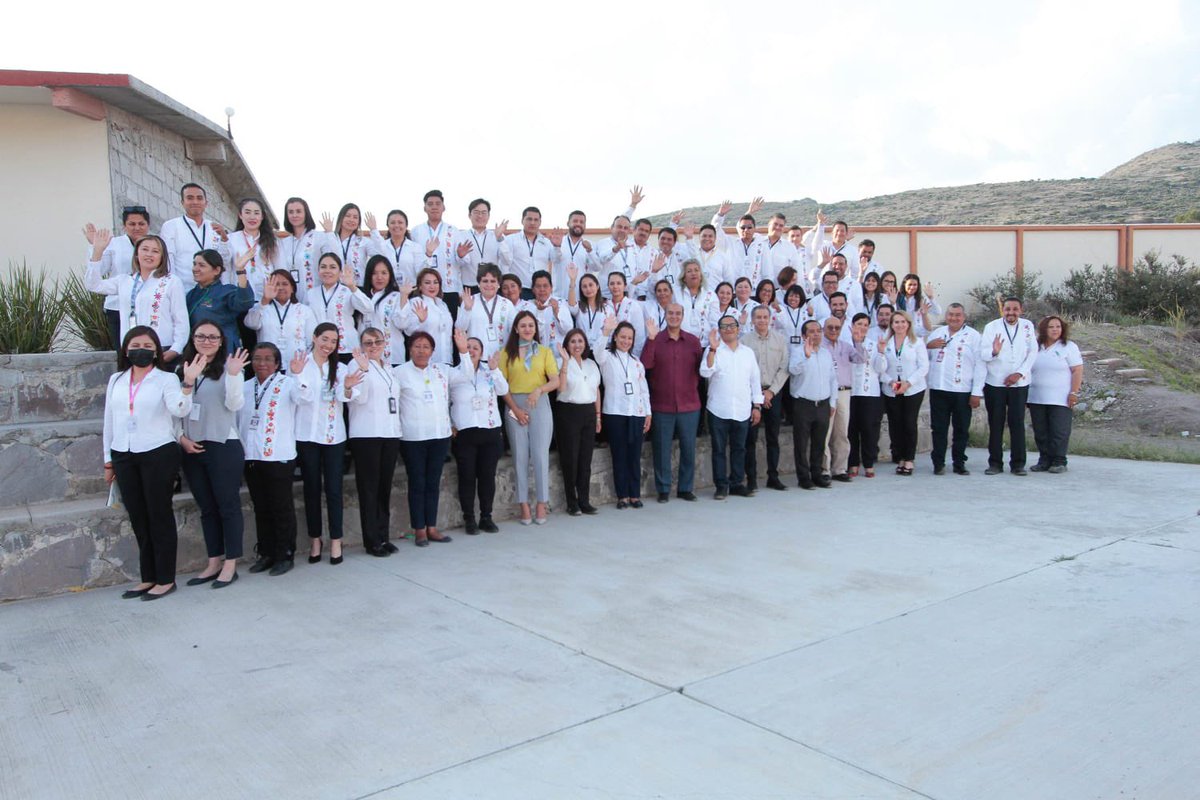 natycastrejonv's tweet photo. Me complace estar en #MineralDelChico para visitar a la comunidad escolar del @CECyTEHidalgo y recorrer los laboratorios de preparación de alimentos, puericultura y diseño gráfico, espacios donde día a día adquieren las herramientas necesarias para su formación integral. 

#PrimeroLaEducación #NatyCastrejón