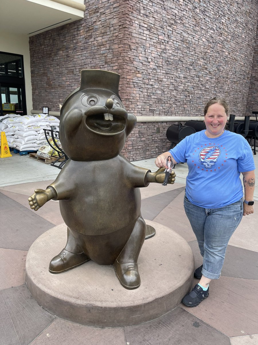 shortgirlsarah's tweet image. #adventureswithAlane #FlatAlane First time stopping at a Buc ee’s! Hope Alane enjoyed it as much as I did! #PostForPencils