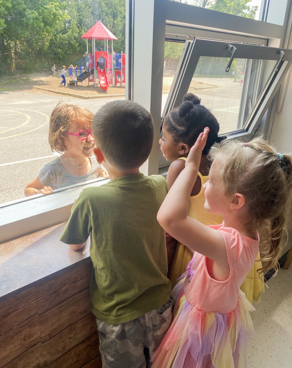 ECEChristine's tweet photo. Our JKs cheering on our SK friends at their “practice recess” with the older kids! 🥰

#monmoments @MrsTomalty @courtricl https://t.co/Xf4caUhj52
