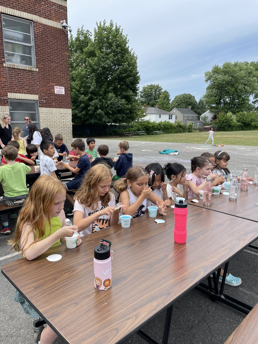 We had such a fun end of year party today! We had tons of games to play & enjoyed Italian ice at the end. #secondgrade #endofyear