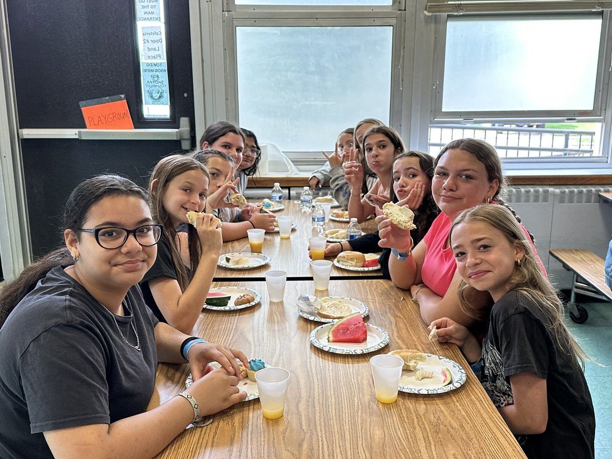 MrsBruno35's tweet photo. @OSchool4 Thank you to our 6th grade committee for the breakfast this morning. It was delicious! https://t.co/Yo9VCVEtHx