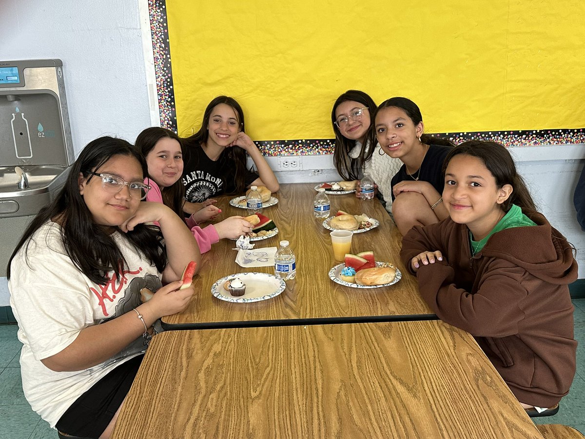 MrsBruno35's tweet photo. @OSchool4 Thank you to our 6th grade committee for the breakfast this morning. It was delicious! https://t.co/Yo9VCVEtHx