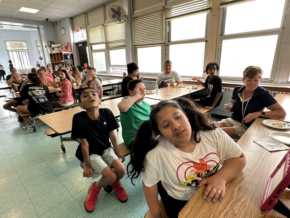 MrsBruno35's tweet photo. @OSchool4 Thank you to our 6th grade committee for the breakfast this morning. It was delicious! https://t.co/Yo9VCVEtHx