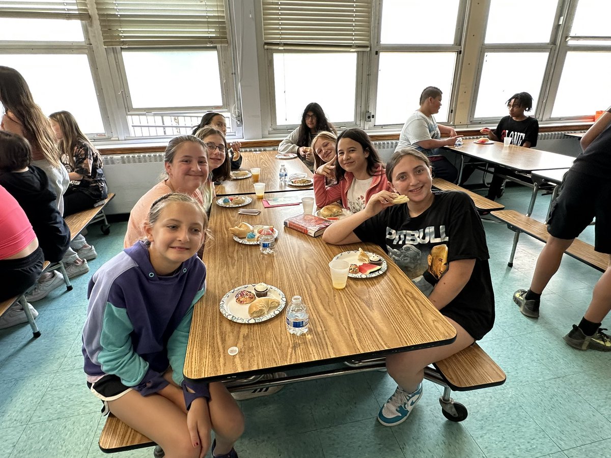 MrsBruno35's tweet photo. @OSchool4 Thank you to our 6th grade committee for the breakfast this morning. It was delicious! https://t.co/Yo9VCVEtHx