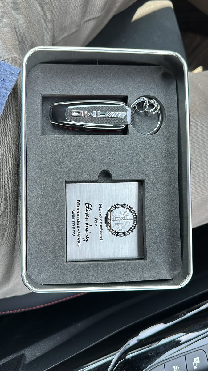 Definitivamente el mejor servicio pos vende es mercedes cuidan mucho la percepción que tienes su empresa. Un “regalo” a meses de comprar el carro.